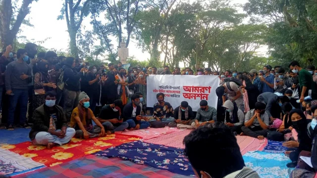 শাহজালালে উপাচার্যের পদত্যাগ দাবিতে আমরণ অনশনে শিক্ষার্থীরা