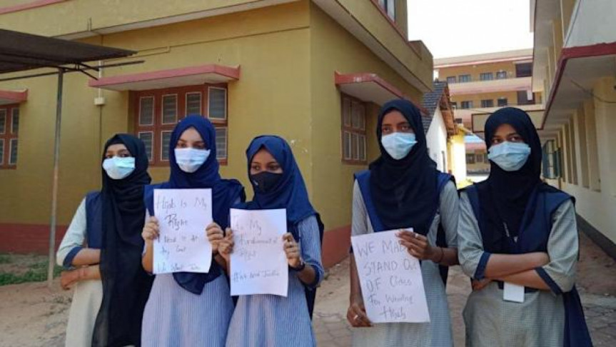 ছাত্রীদের আপাতত হিজাব পরতে বারণ করলেন কর্ণাটক হাইকোর্ট