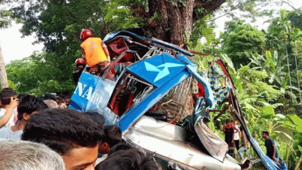 বরিশালে বাস দুর্ঘটনায় শিশু সহ ১০ জন নিহত, ২০ জন আহত