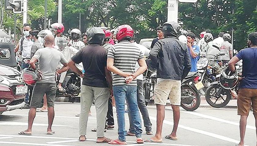 এমপিদের পালানো ঠেকাতে শ্রীলঙ্কায় বিমান বন্দর অবরোধ