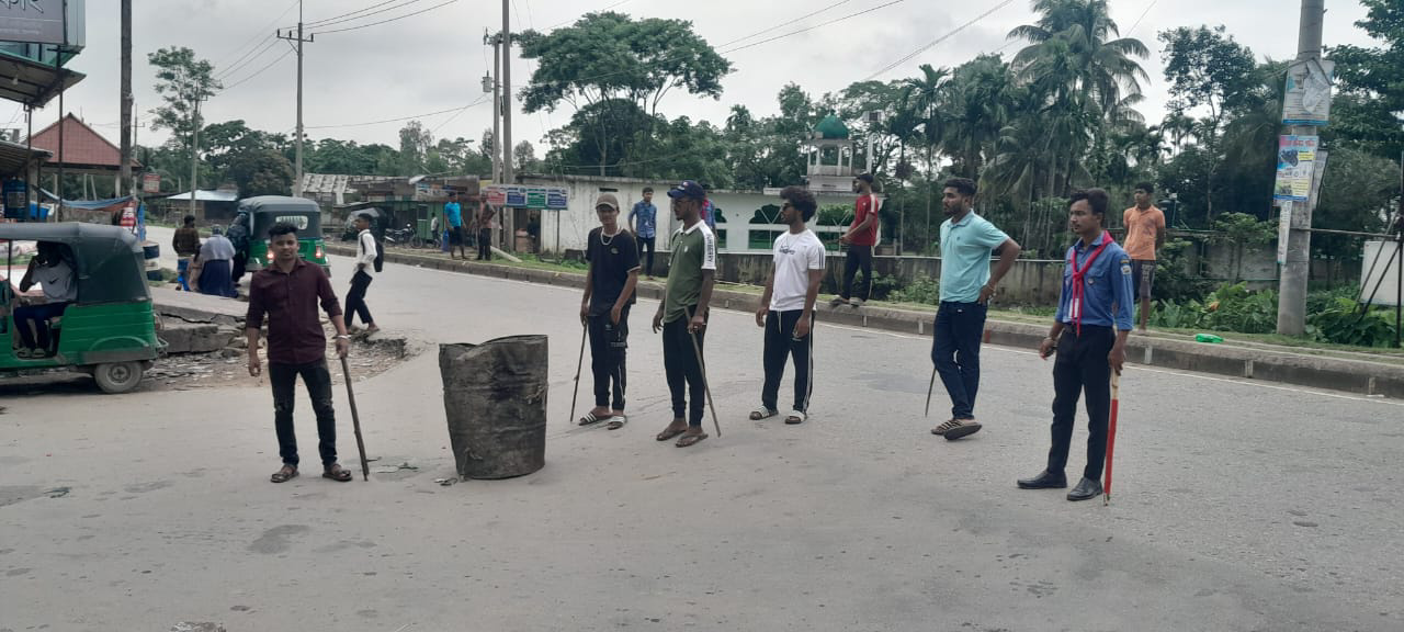 জগন্নাথপুরে ট্রাফিক পুলিশের দায়িত্বে শিক্ষার্থীরা