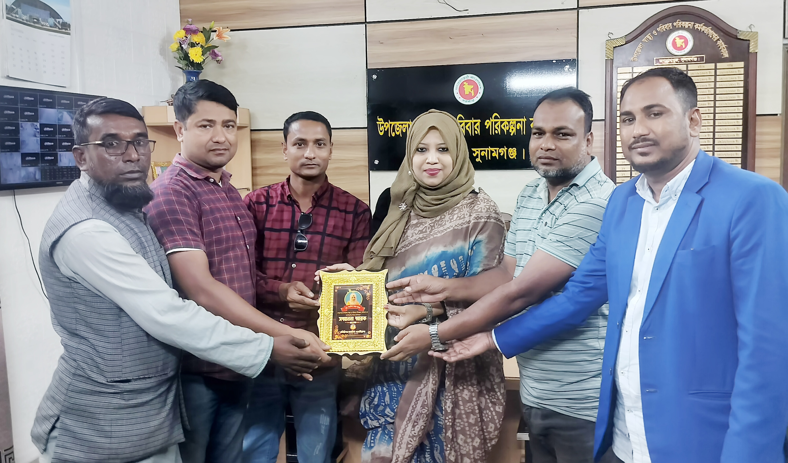 জগন্নাথপুর টেলিভিশন জার্নালিস্ট এসোসিয়েশনের পক্ষ থেকে উপজেলা স্বাস্থ্য কর্মকর্তাকে বিদায়ী সম্মাননা