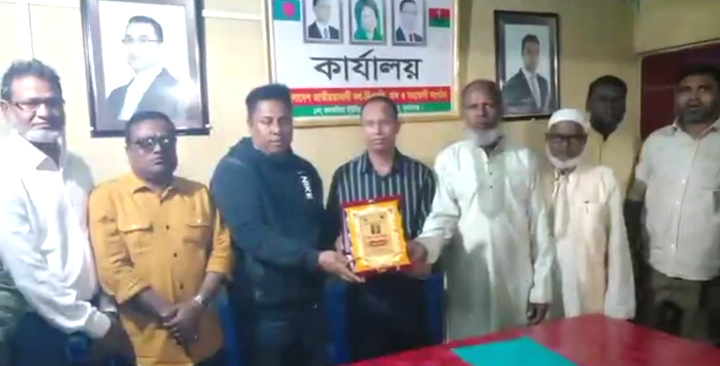 যুক্তরাজ্য প্রবাসী যুবদল নেতা “ফয়জুল”কে কলকলিয়া বিএনপির সম্মাননা ক্রেষ্ট প্রদান