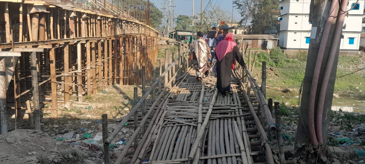 জগন্নাথপুরের প্রাণকেন্দ্রের বাঁশের সেতু ঝুকিপূর্ণ, দুর্ঘটনার আশংকা